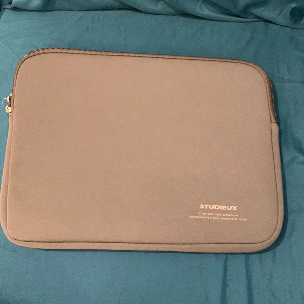 Gray tablet/laptop sleeve